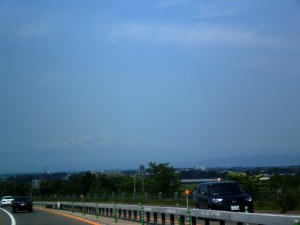 鳥海山がうっすらと・・