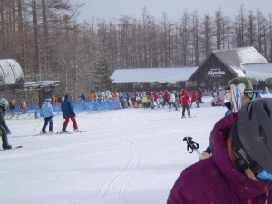 スクールで混雑するリフト乗り場