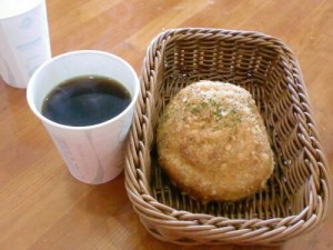 長坂ゴンドラの上駅で、ティータイム・・パン屋さんのカレーパンがとてもおいしそうだったので・・・