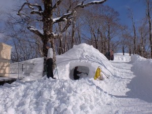 かまくら作成中