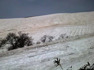 雪庇の下 雪庇の下